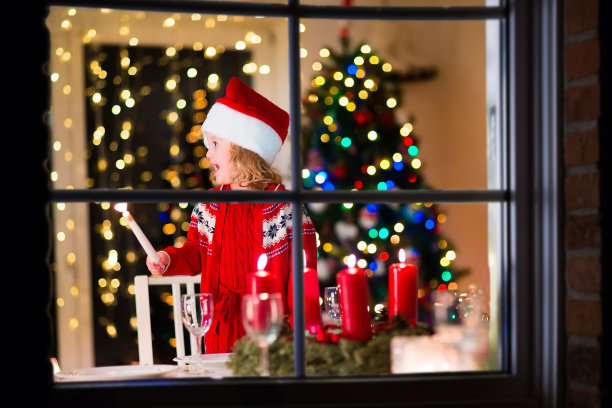 孩子在家里吃圣诞晚餐图片下载