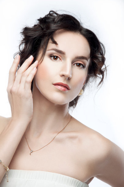 工作室肖像美丽的黑发与晚上的发型和化妆图片下载