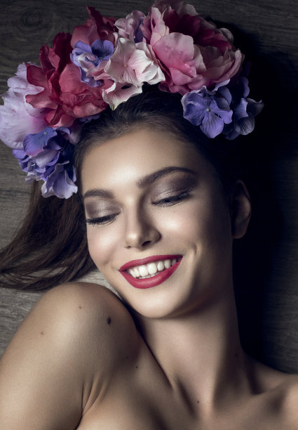 迷人的年轻快乐微笑的黑发与花花环图片下载