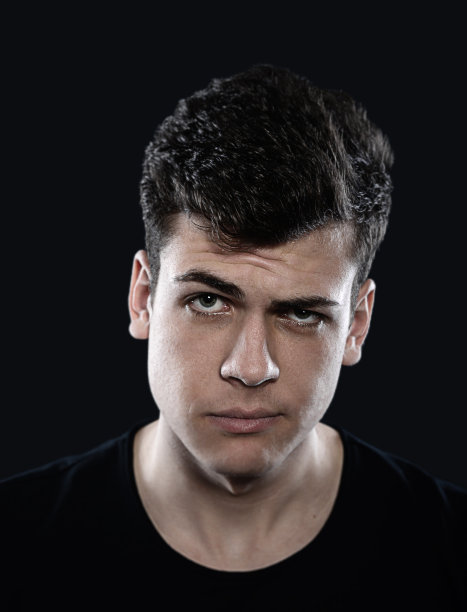 迷茫的年轻人画室肖像图片下载