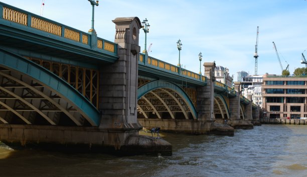 伦敦的萨瑟克桥和泰晤士河图片下载