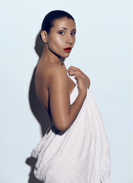 坐着年轻美丽的女人，沐浴后图片下载