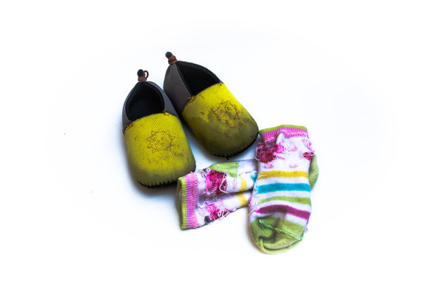 脏的鞋子图片下载