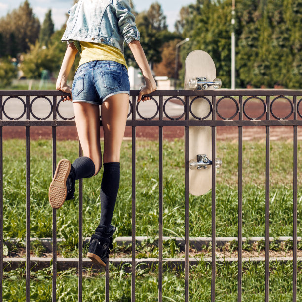 金发女孩在牛仔短裤与玫瑰的头图片下载