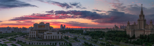 莫斯科大学校园上空的晚霞图片下载