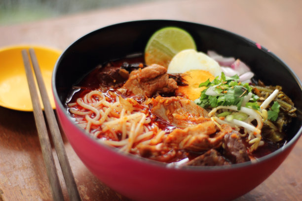 近距离品尝泰国北方辣猪肉面图片下载
