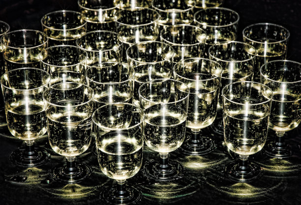 白葡萄酒在玻璃杯中的星星闪耀效应。图片下载