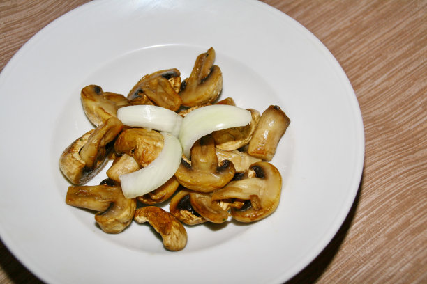 蘑菇和洋葱，装在盘子里图片下载