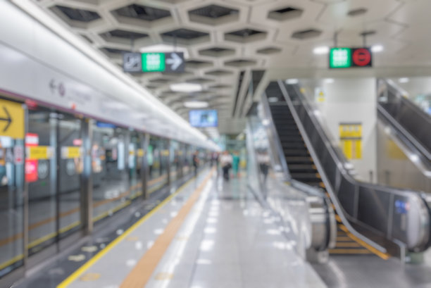 自动扶梯和空站台的地下地铁站图片下载