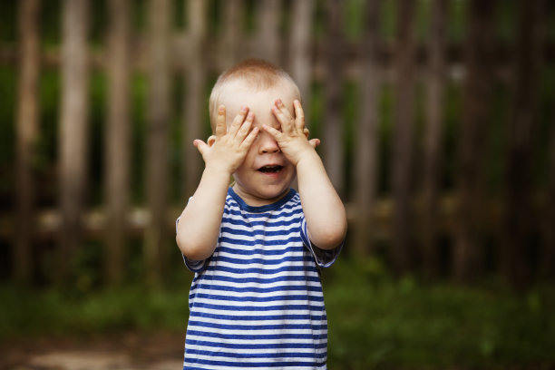 小男孩玩捉迷藏图片下载