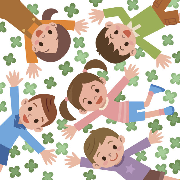 孩子们头凑在一起躺在三叶草里图片下载