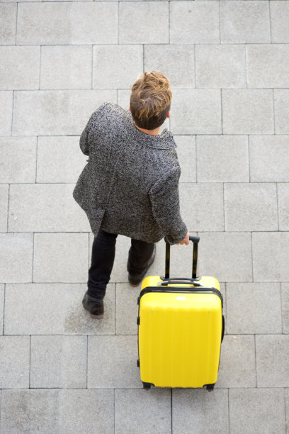 带着箱子走路的人图片下载