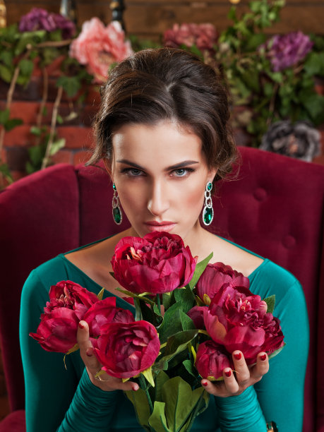 一个漂亮女孩拿着一束花的肖像图片下载