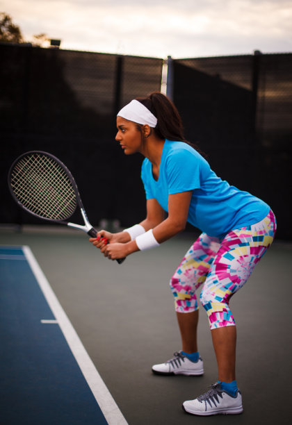 年轻女子在网球场上准备就绪图片下载