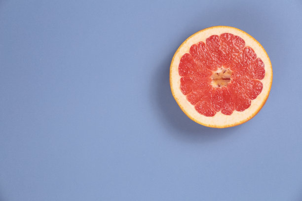 照片类型的波普艺术。蓝色背景上的葡萄柚图片下载