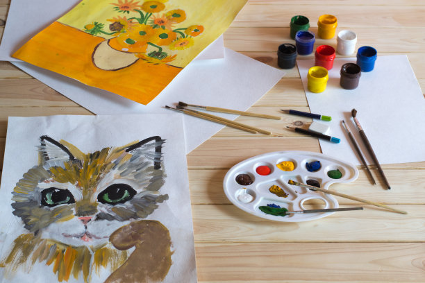 桌子上有颜料和图画图片下载