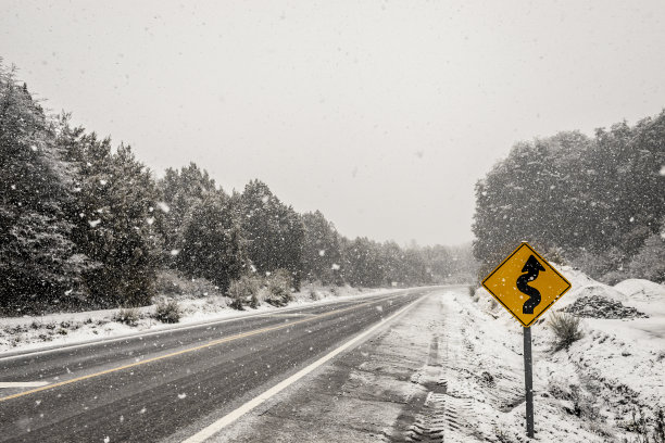 阿根廷的雪路。图片下载