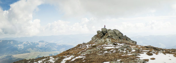 岩石上的游客图片下载