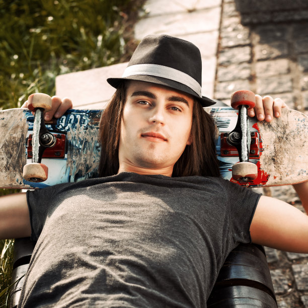 在城市公园玩滑板的帅哥图片下载