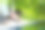 在游泳池附近的躺椅上休息的女人。图片下载
