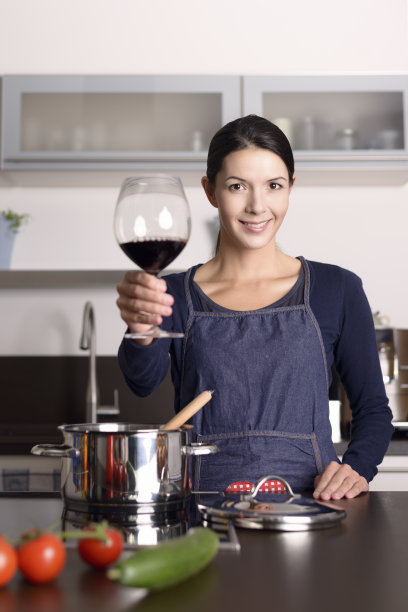微笑的年轻主妇用红酒庆祝图片下载