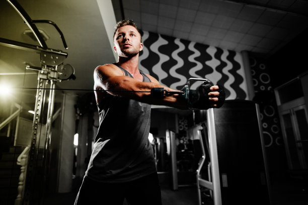 帅哥在健身房锻炼图片下载