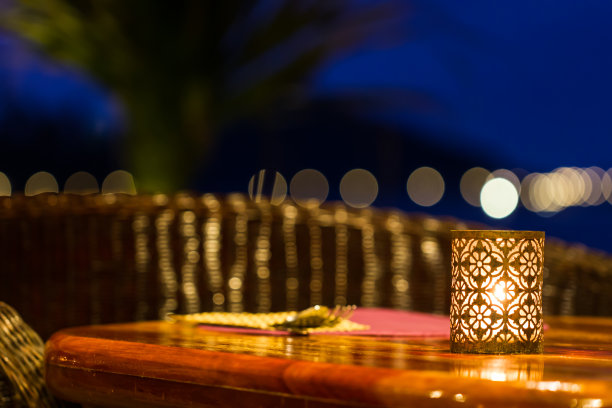 桌子在晚上摆好图片下载