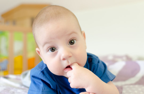小男孩嘴里叼着手指图片下载