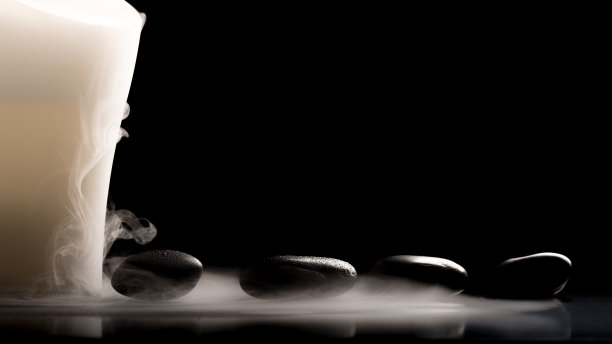 干冰雾中的四块光滑的黑石头图片下载