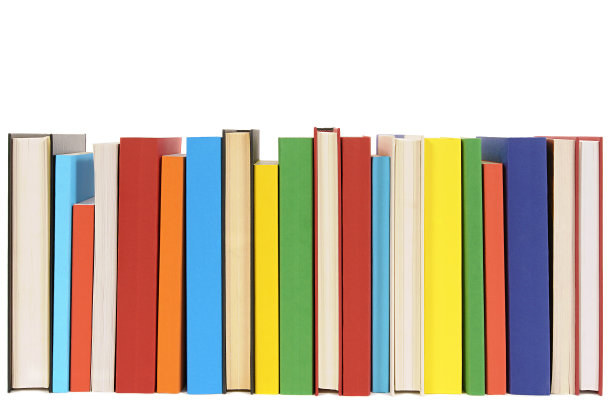 一排彩色的图书馆书孤立在白色的背景上。图片下载
