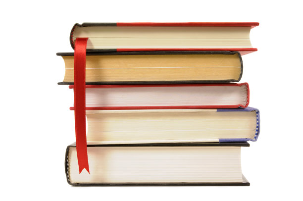 带书签的精装书的小堆栈图片下载
