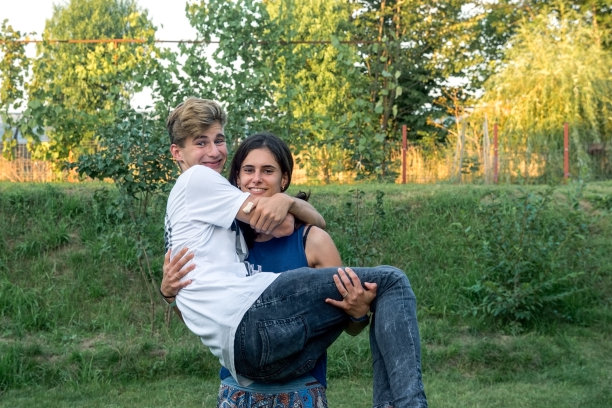 少年笑着，男孩抱着女孩图片下载