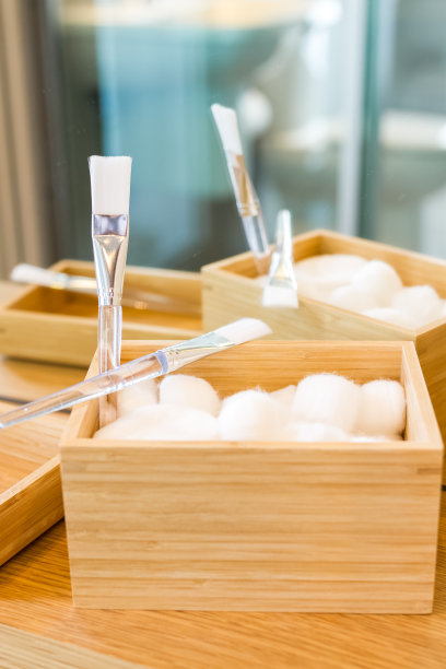 梳妆台上有棉絮和刷子图片下载