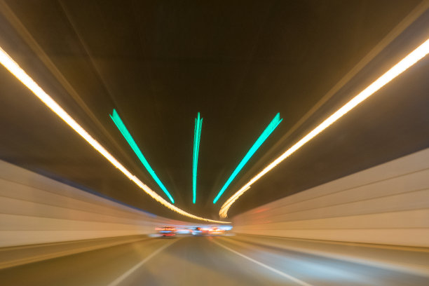 车灯在隧道中穿行图片下载