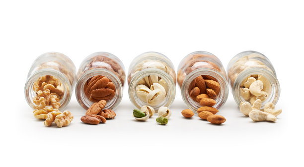 从瓶子里倒出的健康坚果素材图片