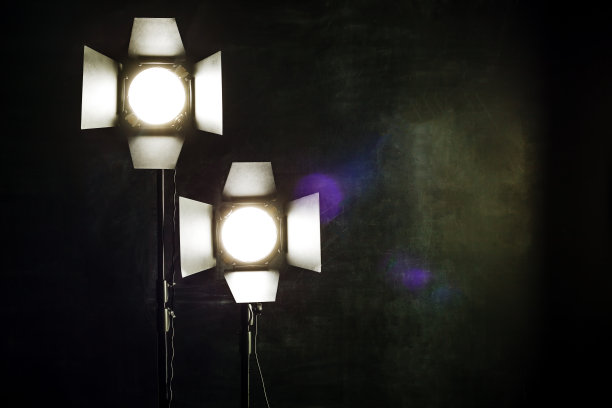 灯光设备在一面破旧的黑色背景墙上图片下载