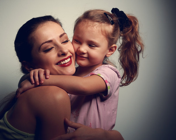 快乐慈爱的母亲和小女孩的拥抱。肖像图片下载