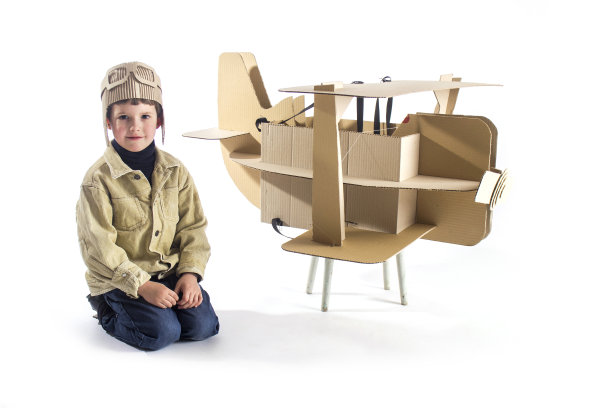 男孩和双翼飞机。图片下载