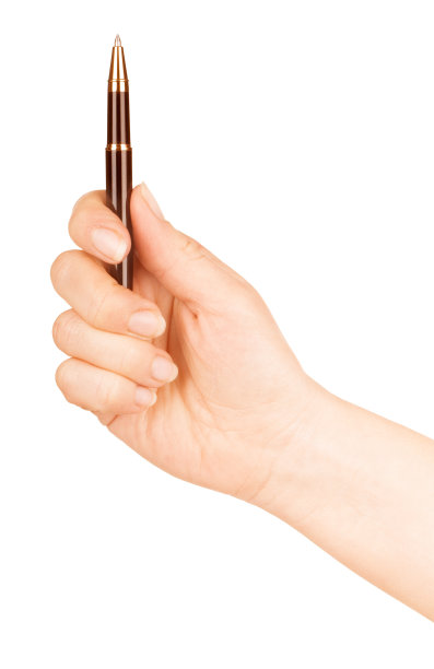 女性的手已经准备好用黑色的笔画画了。图片下载