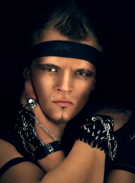 留着金属莫霍克发型的男人图片下载