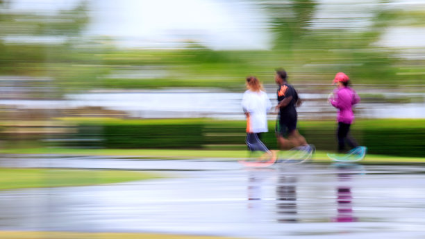 三个人在公园里跑步图片下载
