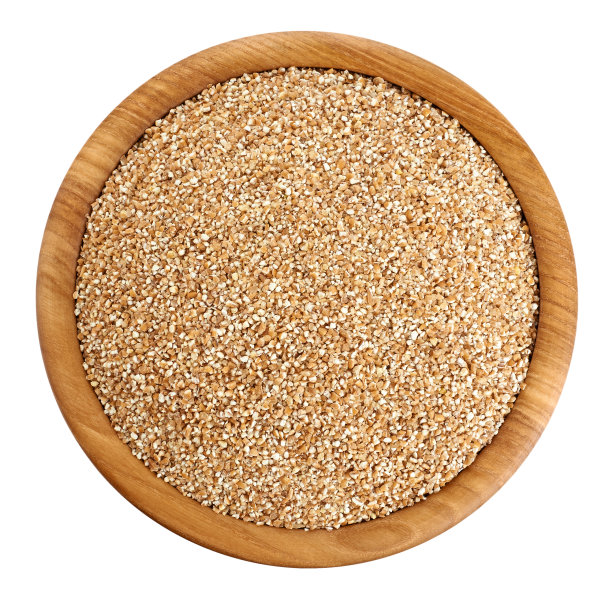 木碗与小麦粗粒孤立在白色背景。图片下载