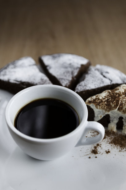 搭配巧克力蛋糕的黑咖啡杯图片下载