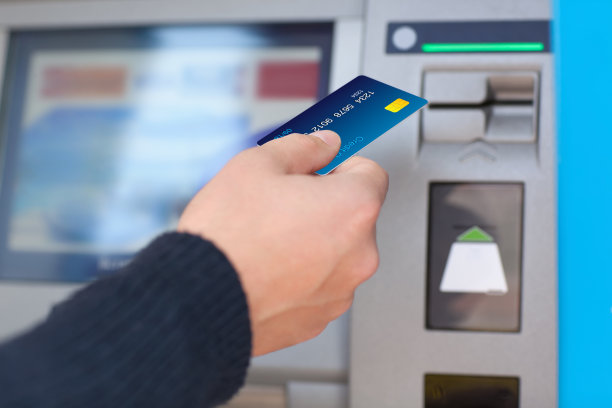 男人把信用卡放进自动取款机图片下载