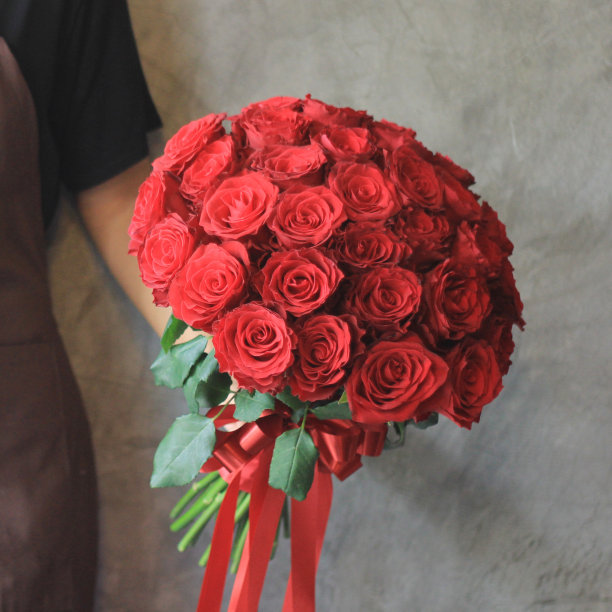 花店拿着花束图片下载