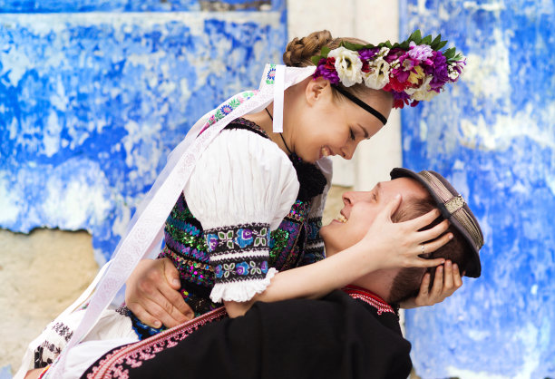 穿着民族服饰相爱的情侣图片下载