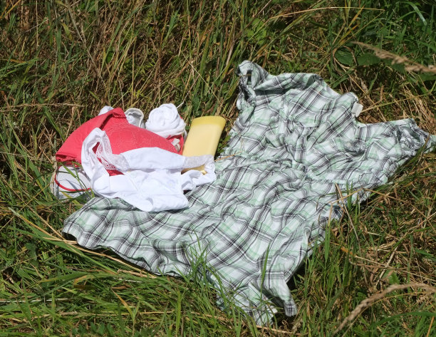 一个年轻女子晒日光浴留下的衣服图片下载