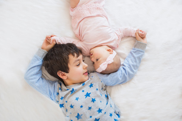 俯视图:可爱的弟弟和他的小妹妹的肖像图片下载