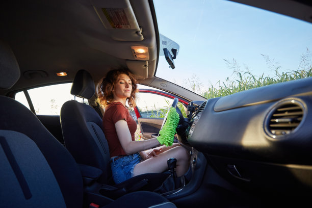 女人用超细纤维布洗车图片下载