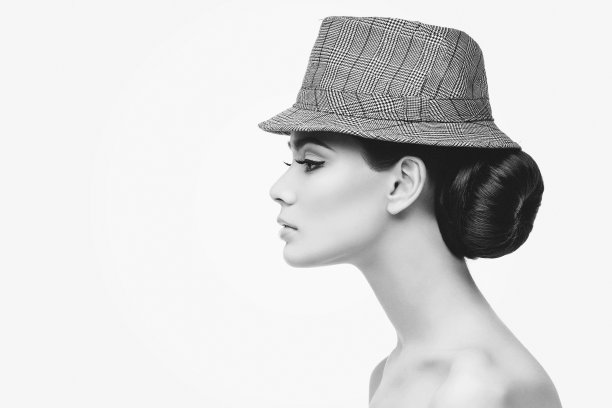 长脖子的女孩图片下载